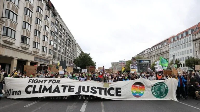 Jovens de todo mundo voltam às ruas contra a mudança climática