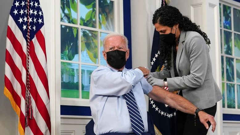 Biden recebe vacina de reforço contra Covid em meio a distribuição de doses adicionais