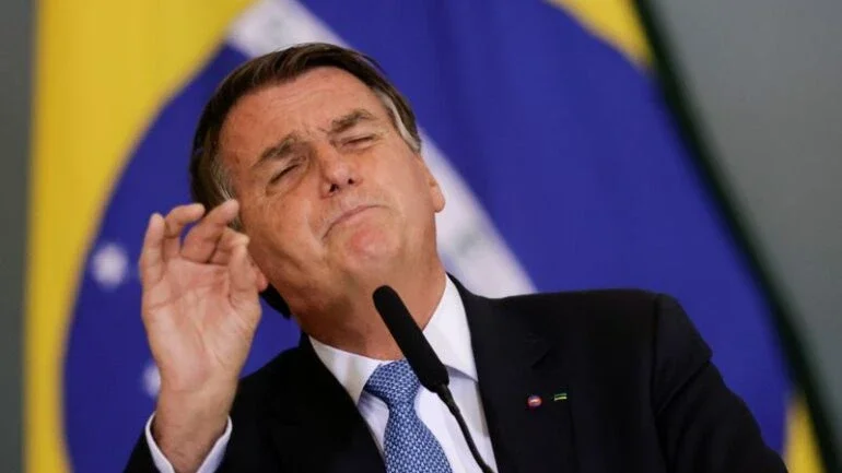 É melhor o amigão do Queiroz Jair procurando outra teta pública para mamar