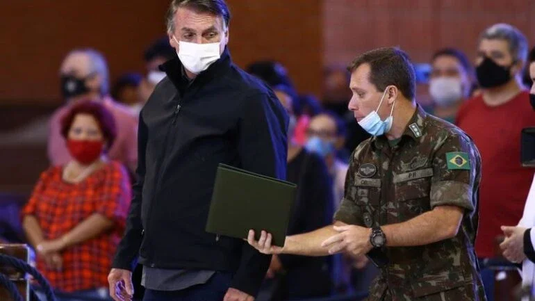 Carro também mata, diz Bolsonaro ao comentar fala de arcebispo contra armas