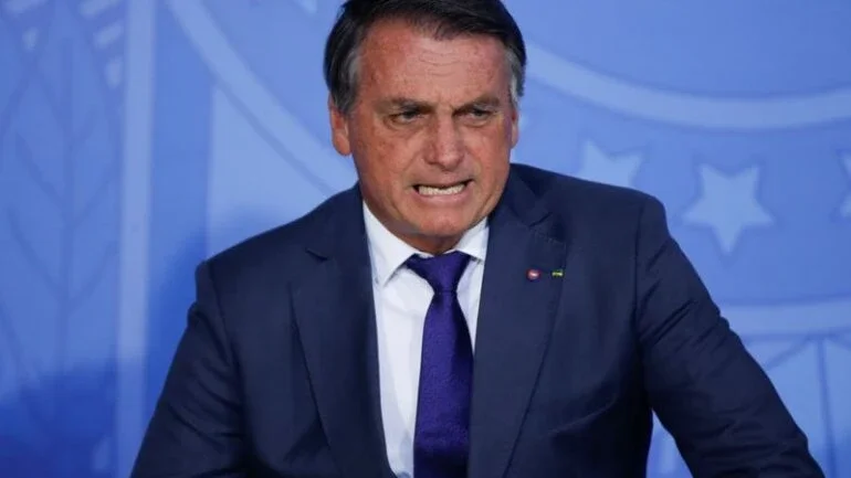Crimes cometidos por Bolsonaro na pandemia podem levar a 78 anos de prisão, diz Randolfe