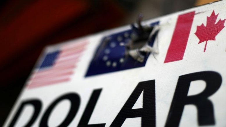 Dólar esboça alta com mercado atento a Brasília e inflação em alta