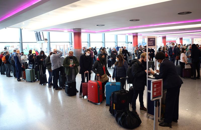 Passageiros fazem fila em diversos países para viajar aos EUA após fim de restrições da Covid