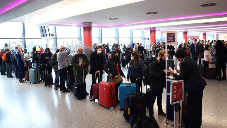 Passageiros fazem fila em diversos países para viajar aos EUA após fim de restrições da Covid
