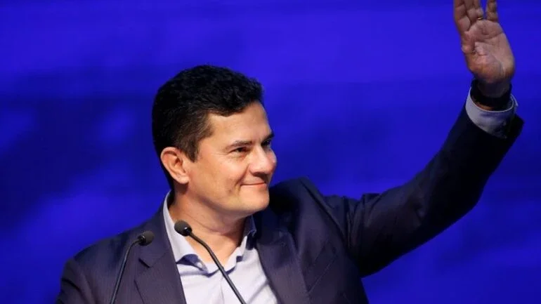 Moro busca apoio evangélico e Podemos escala seus pastores