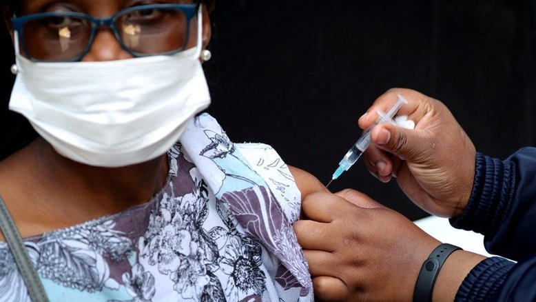 Vacinas provavelmente protegem infectados pela ômicron de doenças graves, diz especialista sul-africano