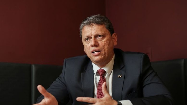 Ministro defende vacinação de estrangeiro e é criticado por apoiadores de Bolsonaro