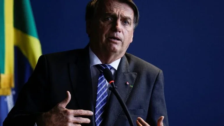 Depois de meses de indecisão, Bolsonaro assina filiação ao PL