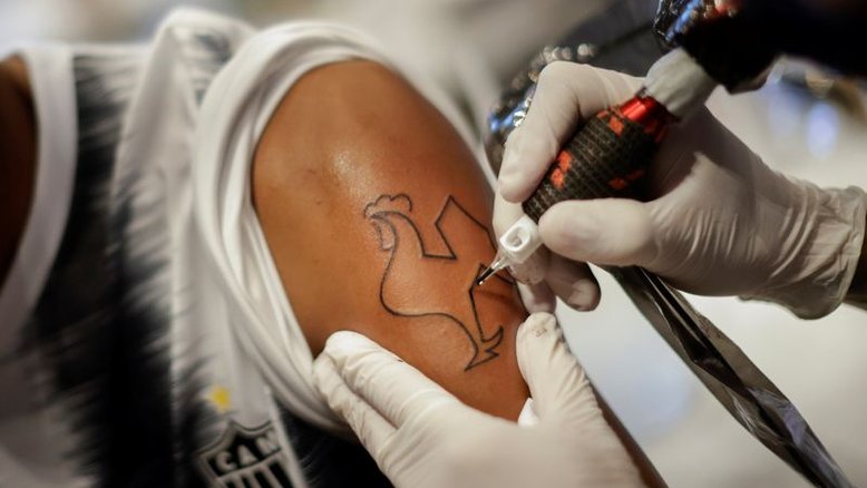 Torcedores fazem fila por tatuagens de graça para celebrar título do Atlético Mineiro