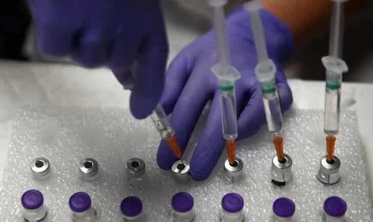 Estudo inicial sugere que vacina da Pfizer protege apenas parcialmente contra Ômicron