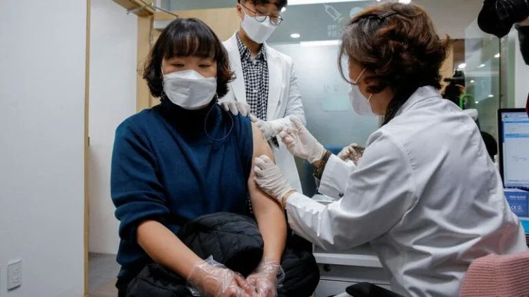 Coreia do Sul reduzirá intervalo de vacinas de reforço devido a aumento de infecções