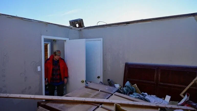 Sobreviventes de tornado no Kentucky vasculham destroços em cenário de destruição