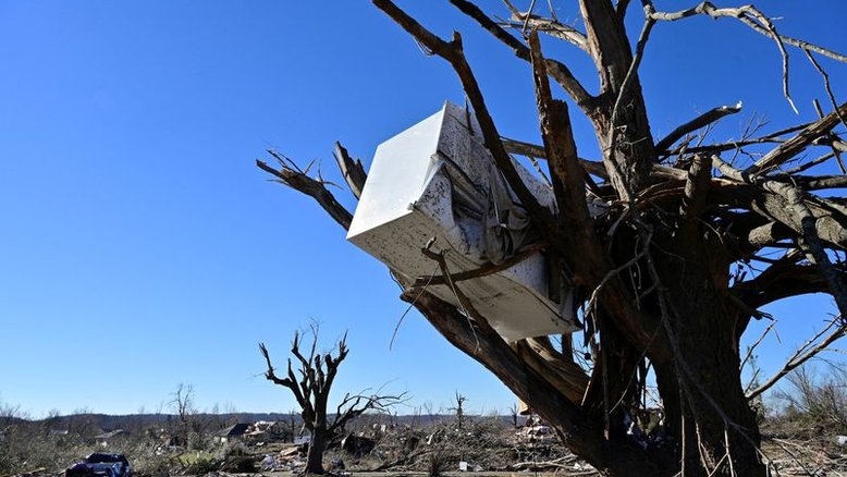 Do luto ao choque: tornados matam pelo menos 74 pessoas no Kentucky