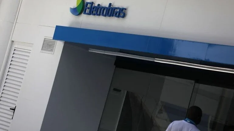 Após cortar café, Eletrobras paga tablets e celulares para diretores