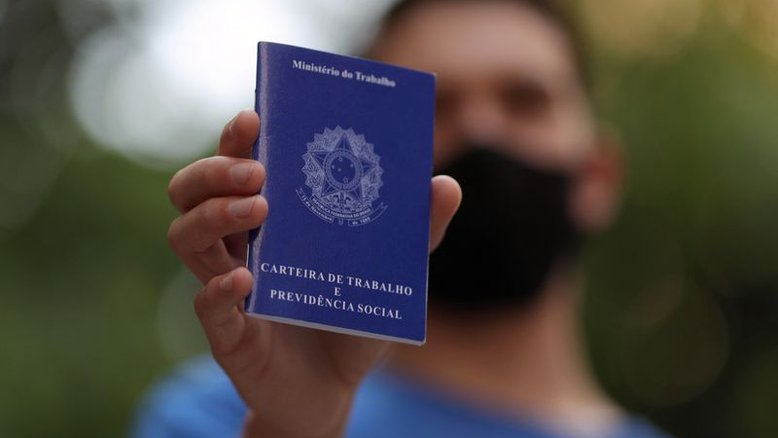 Desemprego cai a 12,1% no trimestre encerrado em outubro, diz IBGE