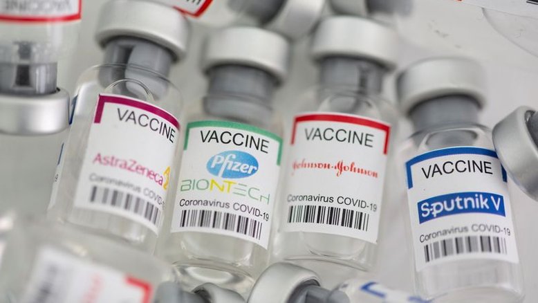 Vacinas existentes contra Covid parecem proteger contra variantes, diz OMS