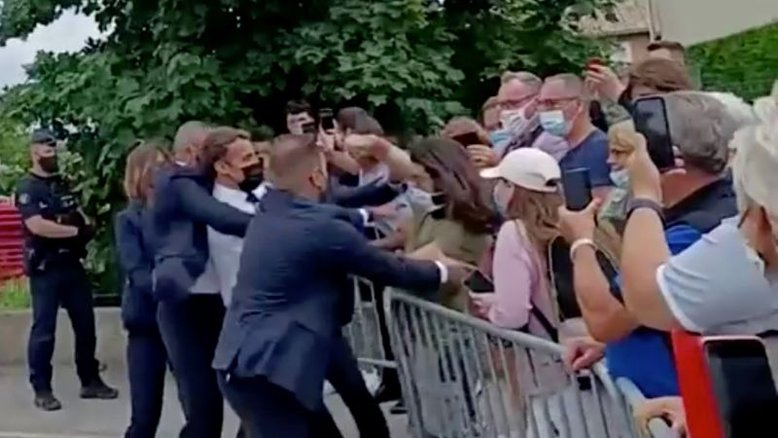 Macron leva tapa no rosto durante encontro com público no sul da França