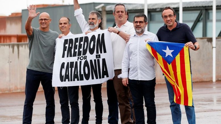 Separatistas espanhóis perdoados deixam prisão pedindo liberdade para Catalunha