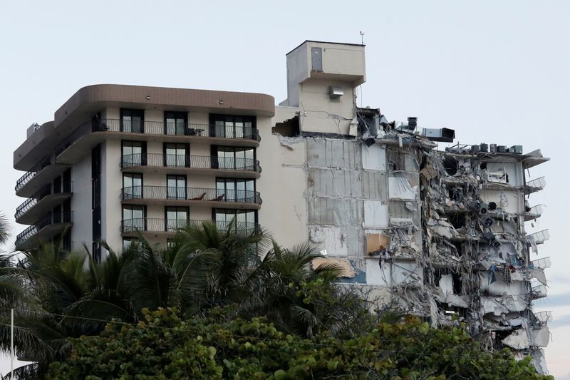 Autoridades da Flórida dizem que dezenas estão desaparecidos em desabamento de prédio à beira-mar