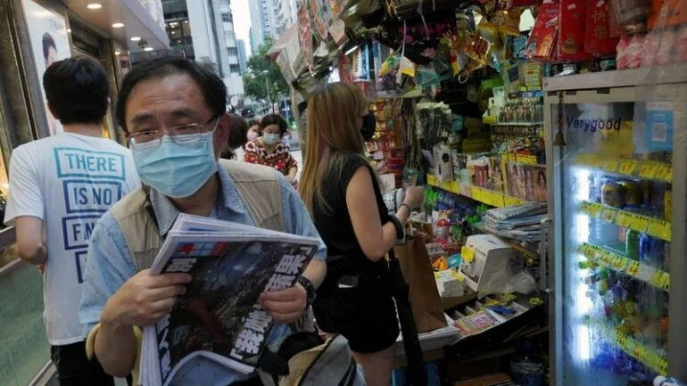 China rejeita preocupações com liberdade de Hong Kong após fechamento de jornal