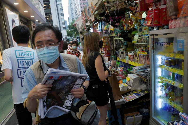 China rejeita preocupações com liberdade de Hong Kong após fechamento de jornal