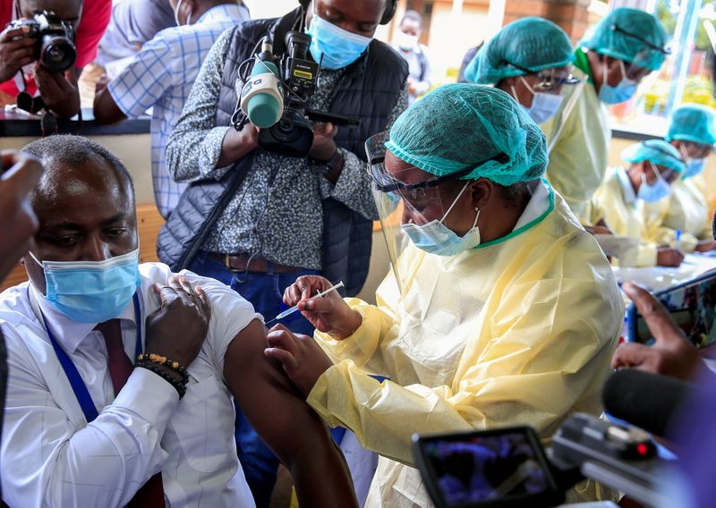 Planos para produção de vacinas contra Covid na África podem ser "revolucionários"