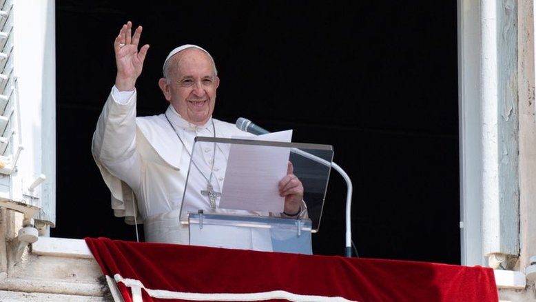 Papa está caminhando e se alimentando, exames têm bons resultados após cirurgia, diz Vaticano
