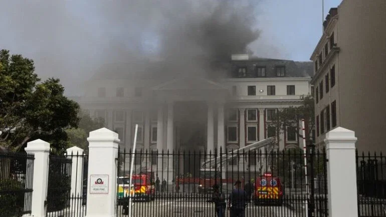 Bombeiros combatem incêndio em prédio do Parlamento sul-africano na Cidade do Cabo