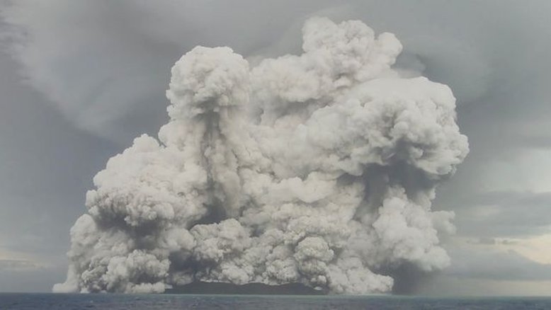 Principal ilha de Tonga sofre danos significativos após erupção vulcânica