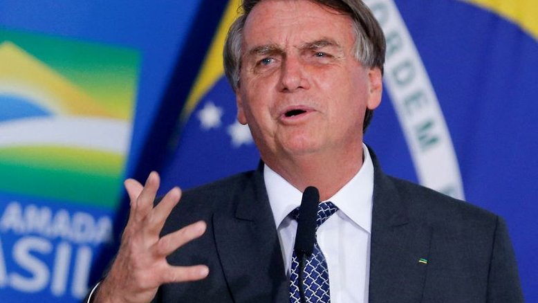 Bolsonaro diz que vai apresentar projeto para reduzir preço de combustíveis na volta do Congresso