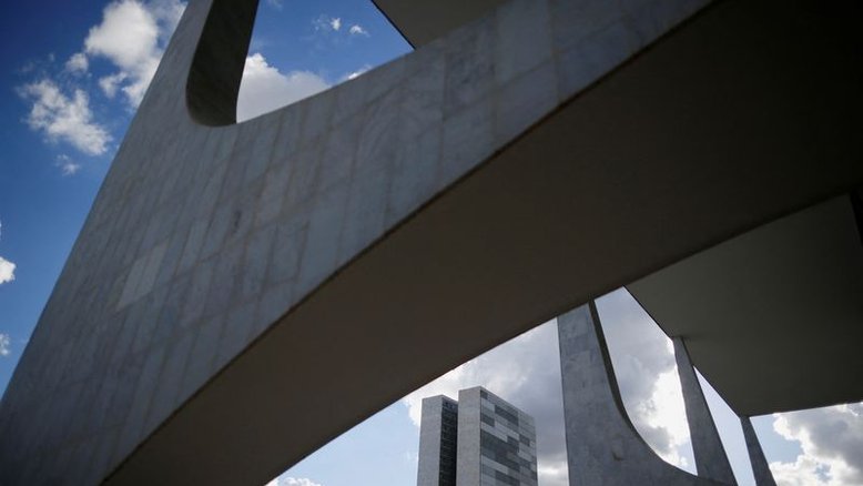 Bolsonaro deve sancionar Orçamento com R$ 4,9 bi para fundo eleitoral e corte de R$ 3 bi em outras áreas