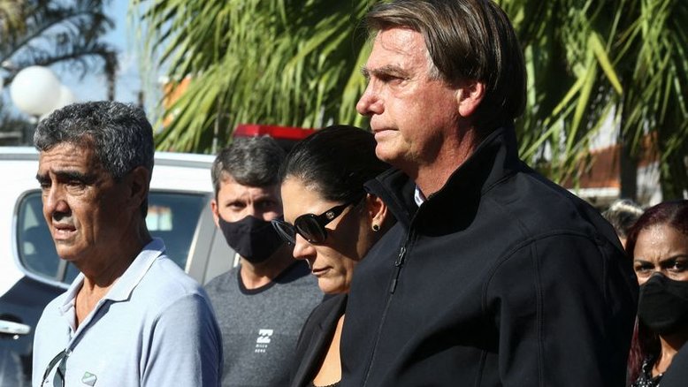 Bolsonaro acompanha enterro da mãe no interior de SP