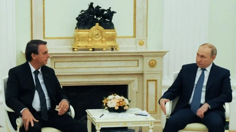 Ao lado de Putin, Bolsonaro afirma ser solidário a todos países que se empenham pela paz