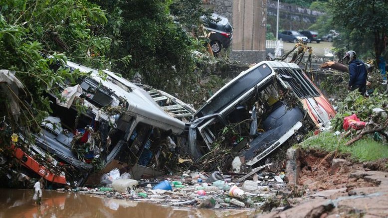Moradores de Petrópolis se deparam com desafio de recomeçar após temporal destruidor