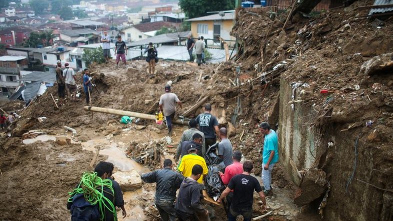 Temporal em Petrópolis provoca cenário de guerra e deixa dezenas de mortos