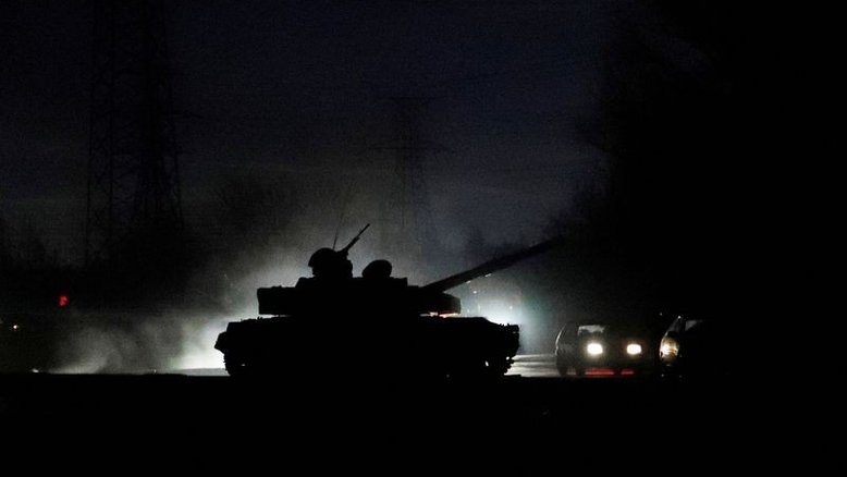 Rússia enfrenta perspectiva de novas sanções e temor de guerra aumenta após Putin reconhecer duas regiões da Ucrânia