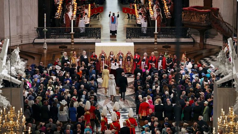 Ausente de missa, rainha Elizabeth recebe agradecimentos por 70 anos no trono britânico