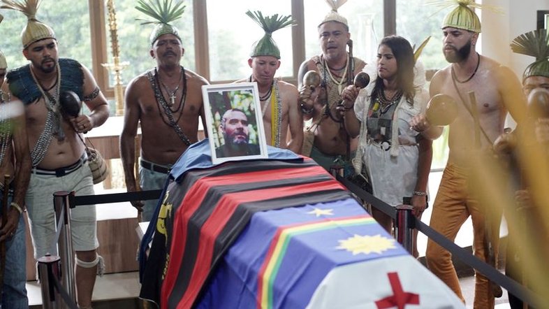 Corpo de Bruno Pereira é velado e cremado em cerimônia com despedida indígena
