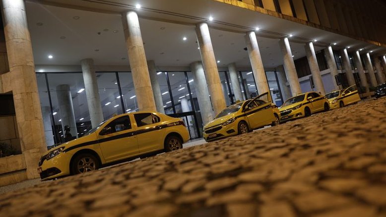 Bezerra muda parecer de PEC dos auxílios para incluir taxistas e recursos à alimentação