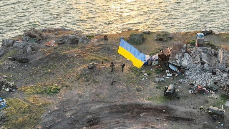 Ucrânia ergue bandeira em ilha recapturada e Rússia consolida ganhos no leste