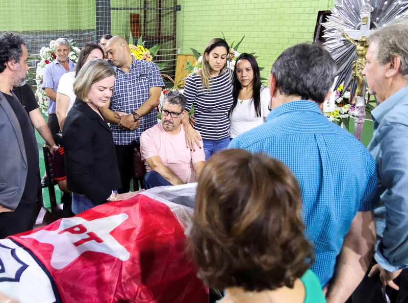 Bolsonaro liga para familiares de petista morto e diz que esquerda "politizou" para desgastar governo