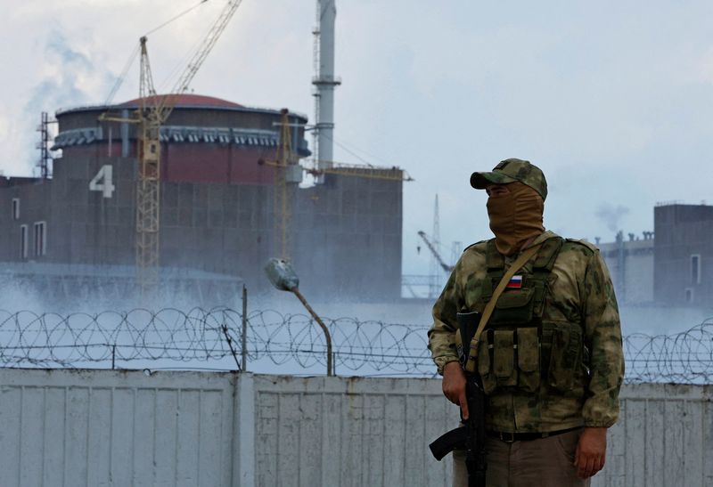 Ucrânia acusa Rússia de usar usina como "escudo nuclear" após ataque que diz ter matado 13