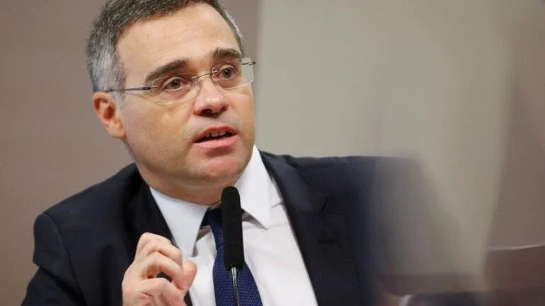 Mendonça contraria Bolsonaro e vota para livrar Janones de ação por injúria