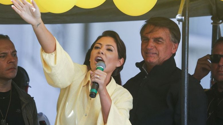 Escalada para atrair eleitorado feminino, Michelle discursa em comício de Bolsonaro