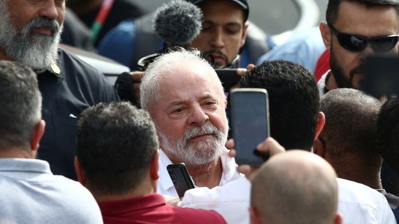 Reajuste da tabela do IR será primeira medida, promete Lula a metalúrgicos de SP