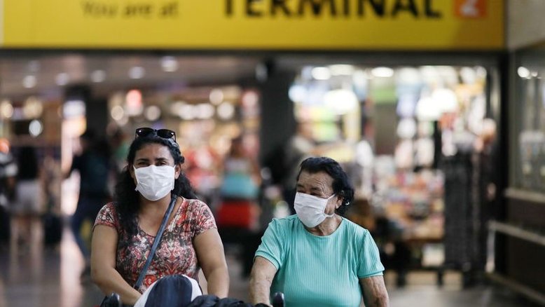 Anvisa retira obrigação de uso de máscara em voos e aeroportos