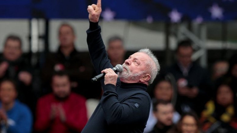Em comício em São Paulo, Lula alerta contra mentiras, inclusive nas igrejas