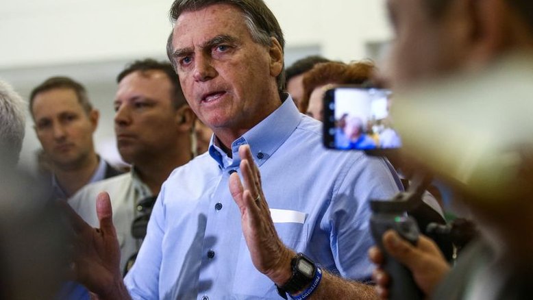 Presidente Jair Bolsonaro fala com jornalistas em São José dos Campos