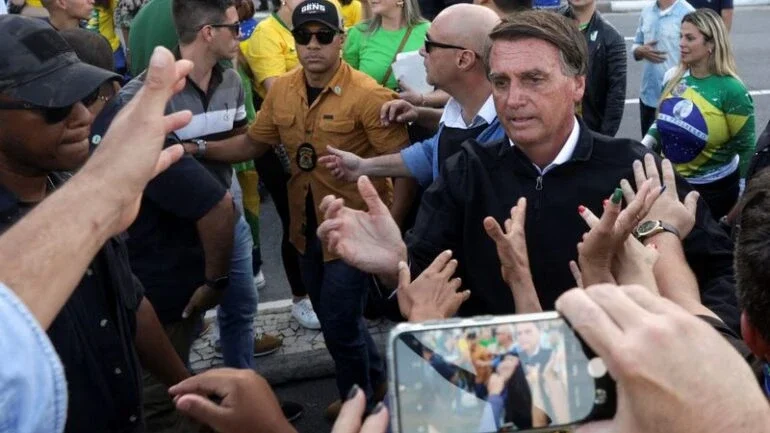 Bolsonaro volta a usar tom de ameaça e diz que depois das eleições todos jogarão dentro das 4 linhas