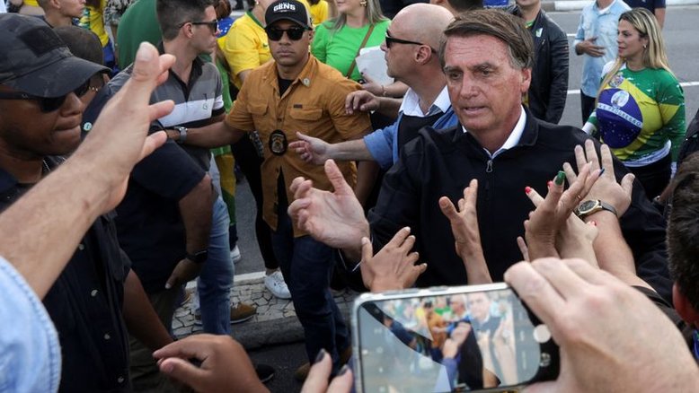 Bolsonaro volta a usar tom de ameaça e diz que depois das eleições todos jogarão dentro das 4 linhas